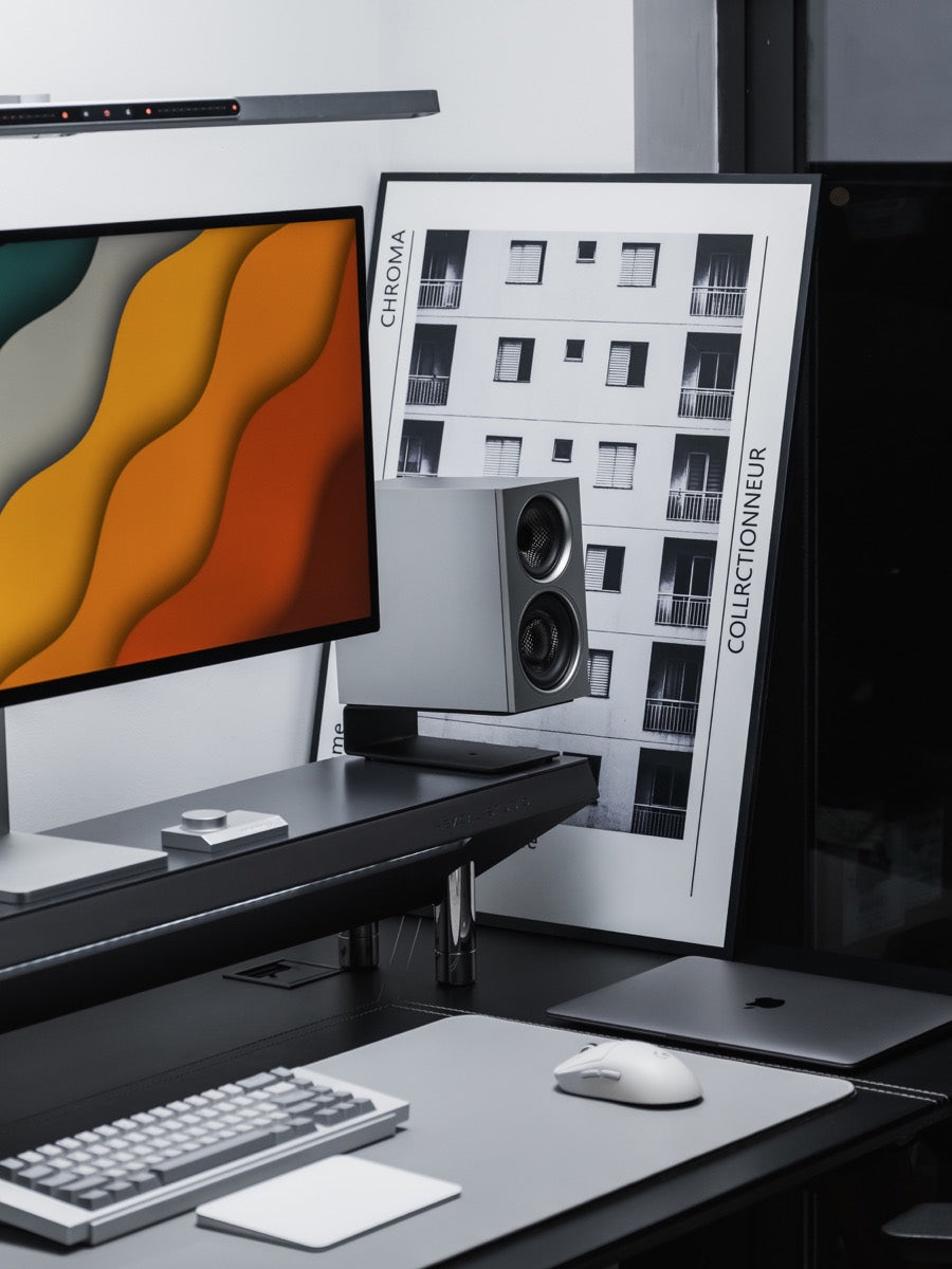 SOVOX MiniMax3 Monitor on a desktop showing its slim 110 mm cabinet beside a monitor and keyboard